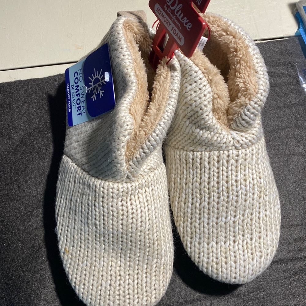 Winter slippers size large or 9/10 new with tag